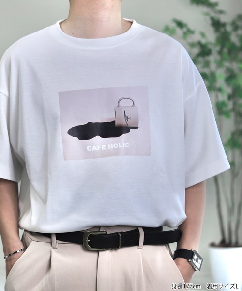 JUNRED（ジュンレッド）の「Mr.SZK × JUNRed / カフェホリックプリントTシャツ - cafe holic -（Tシャツ/カットソー・メンズ・ブラック/ホワイト・L/M/S）」の2枚目の写真