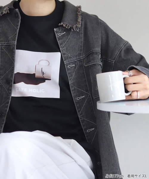 JUNRED（ジュンレッド）の「Mr.SZK × JUNRed / カフェホリックプリントTシャツ - cafe holic -（Tシャツ/カットソー・メンズ・ブラック/ホワイト・L/M/S）」の3枚目の写真