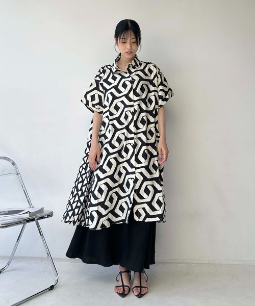 AS KNOW AS plus（アズノゥアズプラス）の「○異素材MIX半袖シャツワンピース（ワンピース・レディース・ホワイト系/ホワイト系1/ブラック系/ネイビー系/ブルー系/ブラック系1/ライトグリーン系1/オレンジ系1/ブラック系2/ベージュ系1/ネイビー系2/ネイビー/イエロー/ベージュ系その他/ブルー系その他/ブルー系1/ホワイト系2/グリーン系/チャコールグレー/イエロー系・FREE）」の4枚目の写真