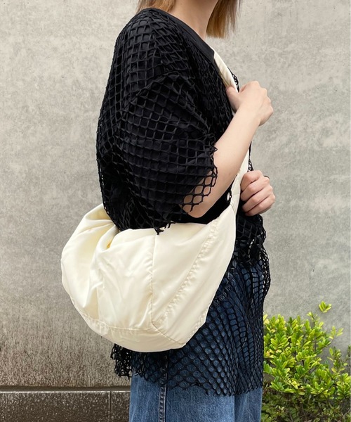 HIKA（ヒカ）の「【HIKA】ホーボーBAG（ショルダーバッグ・レディース・ホワイト/ブラック・FREE）」の7枚目の写真