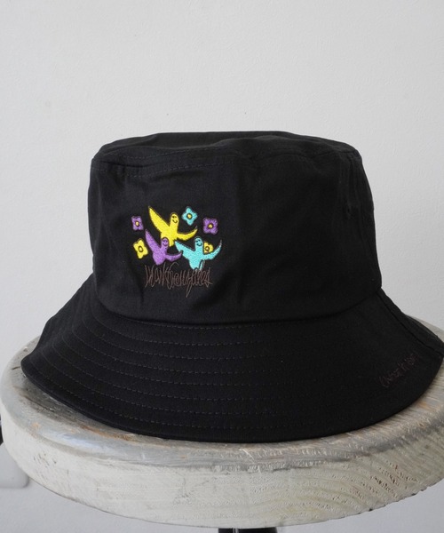 （What it isNt）ART BY MARKGONZALES（ワットイットイズント）の「【 （What it isNt）ART BY MARKGONZALES / (ワットイットイズント) アートバイ マークゴンザレス 】 刺繍 バケットハット（ハット・メンズ・サックスブルー/パープル/ネイビー/ベージュ/ブラック/ホワイト/アイボリー/ベージュ系その他/ブルー系その他/ホワイト系その他/ブラック系その他/ブラック系その他2・FREE）」の5枚目の写真