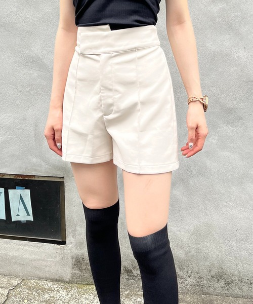 SPIRALGIRL（スパイラルガール）の「ハイウエスト合皮ショートパンツ（その他パンツ・レディース・ブラック/ホワイト・FREE）」の7枚目の写真