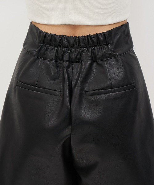 SPIRALGIRL（スパイラルガール）の「ハイウエスト合皮ショートパンツ（その他パンツ・レディース・ブラック/ホワイト・FREE）」の15枚目の写真