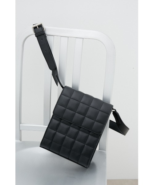 AZUL by moussy(アズールバイマウジー)の「フェイクレザーキルティングショルダーバッグ(ショルダーバッグ・メンズ・ブラック・FREE)」の1枚目の写真