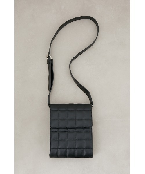 AZUL by moussy(アズールバイマウジー)の「フェイクレザーキルティングショルダーバッグ(ショルダーバッグ・メンズ・ブラック・FREE)」の3枚目の写真