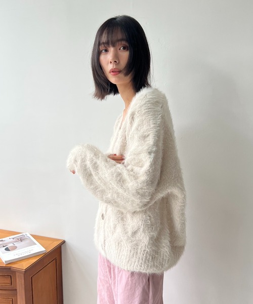 AS KNOW AS plus（アズノゥアズプラス）の「☆フェザーケーブル編みVネックカーディガン（カーディガン/ボレロ・レディース・チャコールグレー/ブルー/アイボリー/ライトグレー/サックスブルー/ラベンダー/グレイッシュブルー・FREE）」の12枚目の写真