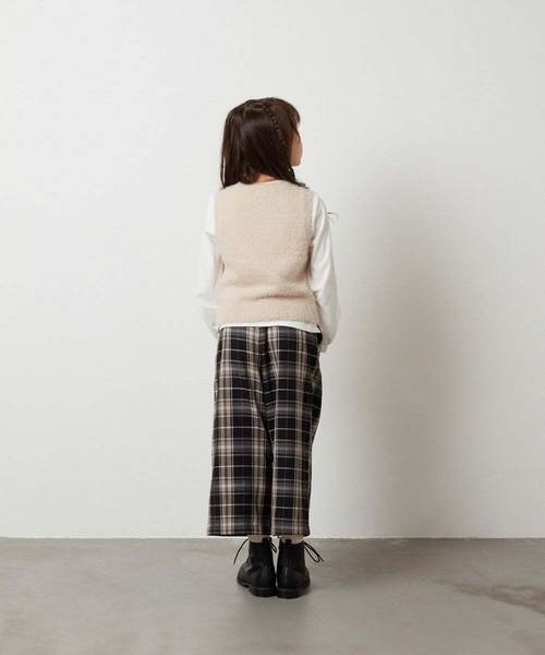 a.v.v（アーヴェヴェ）の「[140-150]【2点セット】フェザーヤーンニットベストセット（ベスト・キッズ・ベージュ/ライトグレー・150/140）」の5枚目の写真