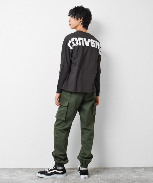 CONVERSE(コンバース)の「CONVERSE 別注バックプリントロングTシャツ(Tシャツ/カットソー・キッズ・チャコールグレー/ブラック/グレイッシュベージュ・150/130/160/140)」の8枚目の写真