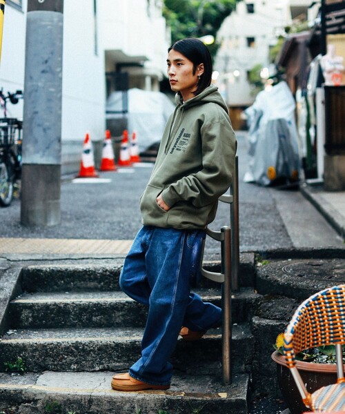 BEAMS T（ビームスティー）の「tokyovitamin × BEAMS T / 別注 Radio Hoodie（パーカー・メンズ・ネイビー/オリーブ・M/L/XL）」の4枚目の写真