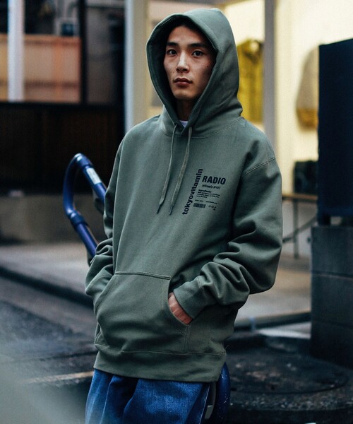 BEAMS T（ビームスティー）の「tokyovitamin × BEAMS T / 別注 Radio Hoodie（パーカー・メンズ・ネイビー/オリーブ・M/L/XL）」の5枚目の写真