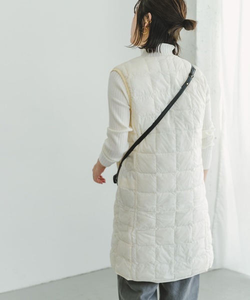 ITEMS URBANRESEARCH（アイテムズ アーバンリサーチ）の「TAION　V NECK LONG DOWN VEST（ダウンベスト・レディース・オフホワイト/ブラック・LARGE/MEDIUM）」の3枚目の写真
