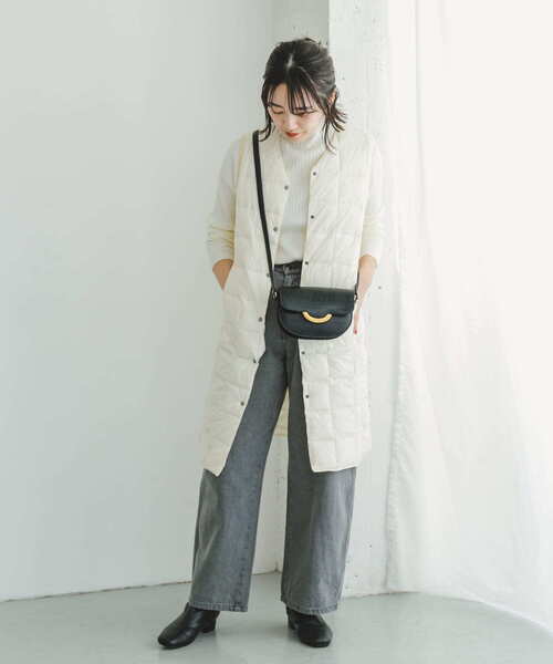 ITEMS URBANRESEARCH（アイテムズ アーバンリサーチ）の「TAION　V NECK LONG DOWN VEST（ダウンベスト・レディース・オフホワイト/ブラック・LARGE/MEDIUM）」の4枚目の写真