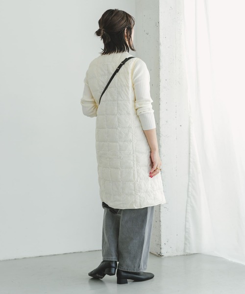 ITEMS URBANRESEARCH（アイテムズ アーバンリサーチ）の「TAION　V NECK LONG DOWN VEST（ダウンベスト・レディース・オフホワイト/ブラック・LARGE/MEDIUM）」の6枚目の写真