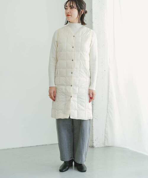 ITEMS URBANRESEARCH（アイテムズ アーバンリサーチ）の「TAION　V NECK LONG DOWN VEST（ダウンベスト・レディース・オフホワイト/ブラック・LARGE/MEDIUM）」の7枚目の写真