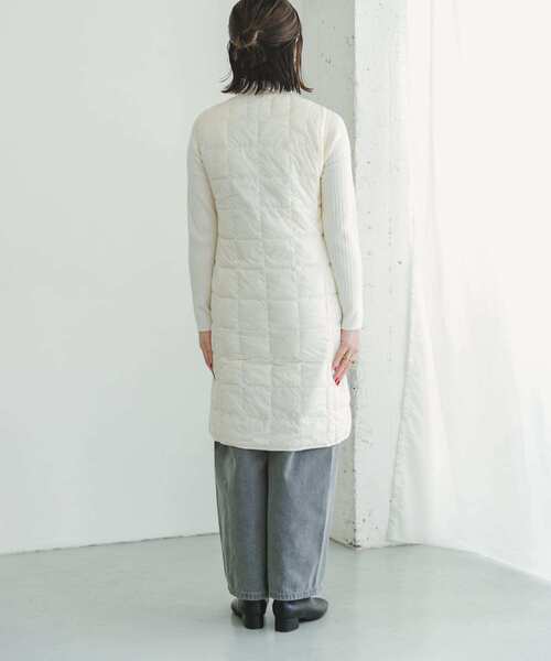 ITEMS URBANRESEARCH（アイテムズ アーバンリサーチ）の「TAION　V NECK LONG DOWN VEST（ダウンベスト・レディース・オフホワイト/ブラック・LARGE/MEDIUM）」の9枚目の写真