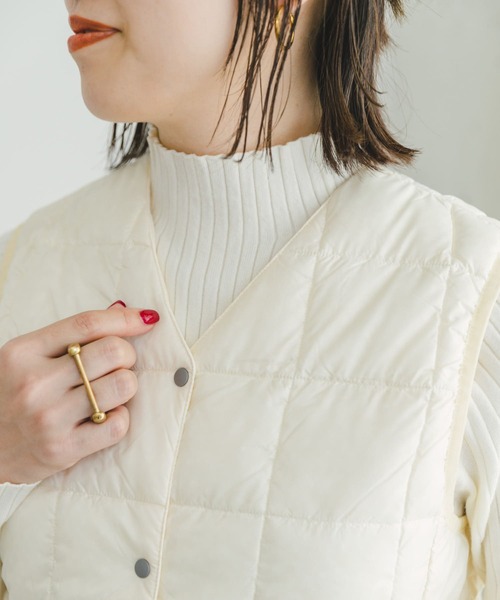 ITEMS URBANRESEARCH（アイテムズ アーバンリサーチ）の「TAION　V NECK LONG DOWN VEST（ダウンベスト・レディース・オフホワイト/ブラック・LARGE/MEDIUM）」の10枚目の写真