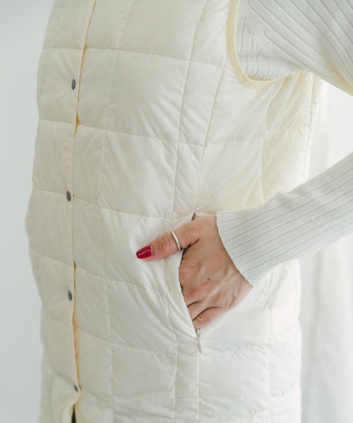 ITEMS URBANRESEARCH（アイテムズ アーバンリサーチ）の「TAION　V NECK LONG DOWN VEST（ダウンベスト・レディース・オフホワイト/ブラック・LARGE/MEDIUM）」の11枚目の写真