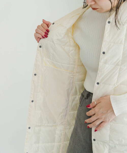 ITEMS URBANRESEARCH（アイテムズ アーバンリサーチ）の「TAION　V NECK LONG DOWN VEST（ダウンベスト・レディース・オフホワイト/ブラック・LARGE/MEDIUM）」の13枚目の写真