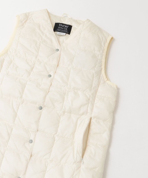 ITEMS URBANRESEARCH（アイテムズ アーバンリサーチ）の「TAION　V NECK LONG DOWN VEST（ダウンベスト・レディース・オフホワイト/ブラック・LARGE/MEDIUM）」の18枚目の写真