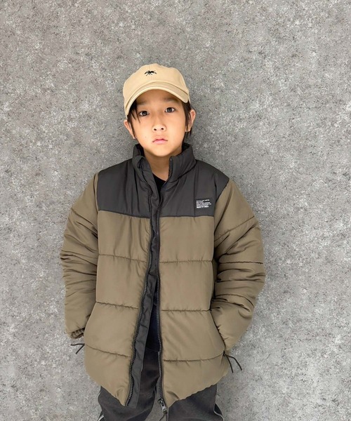 THE CASUAL（カジュアル）の「スタンドカラー　フェイクダウン　マウンテンジャケット（ダウンジャケット/コート・キッズ・ブラック/チャコール/カーキ/ベージュ・110cm/120cm/130cm/140cm/150cm/160cm）」の4枚目の写真