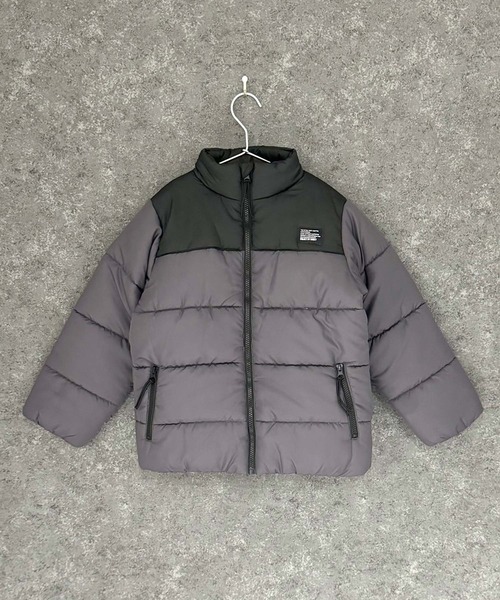 THE CASUAL（カジュアル）の「スタンドカラー　フェイクダウン　マウンテンジャケット（ダウンジャケット/コート・キッズ・ブラック/チャコール/カーキ/ベージュ・110cm/120cm/130cm/140cm/150cm/160cm）」の2枚目の写真