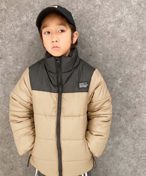 THE CASUAL（カジュアル）の「スタンドカラー　フェイクダウン　マウンテンジャケット（ダウンジャケット/コート・キッズ・ブラック/チャコール/カーキ/ベージュ・110cm/120cm/130cm/140cm/150cm/160cm）」の7枚目の写真