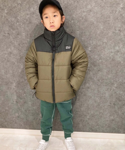 THE CASUAL（カジュアル）の「スタンドカラー　フェイクダウン　マウンテンジャケット（ダウンジャケット/コート・キッズ・ブラック/チャコール/カーキ/ベージュ・110cm/120cm/130cm/140cm/150cm/160cm）」の17枚目の写真
