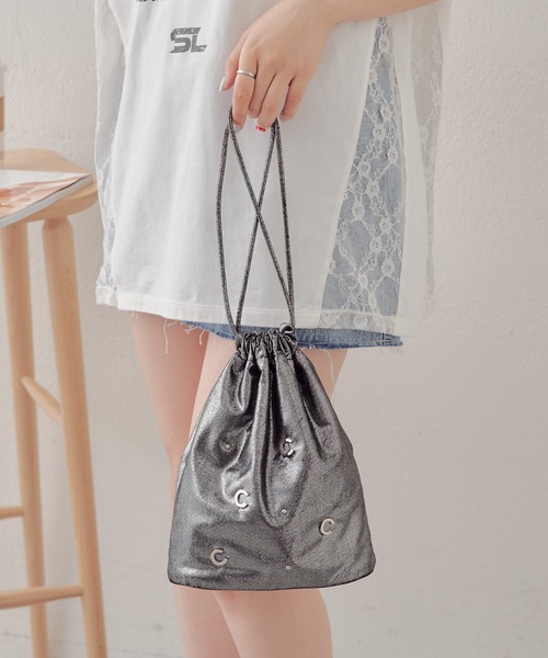 Chico(チコ)の「【2024SS】スタッズ巾着バッグ(ショルダーバッグ・レディース・シルバー/ブラック/アイボリー・FREE)」の2枚目の写真