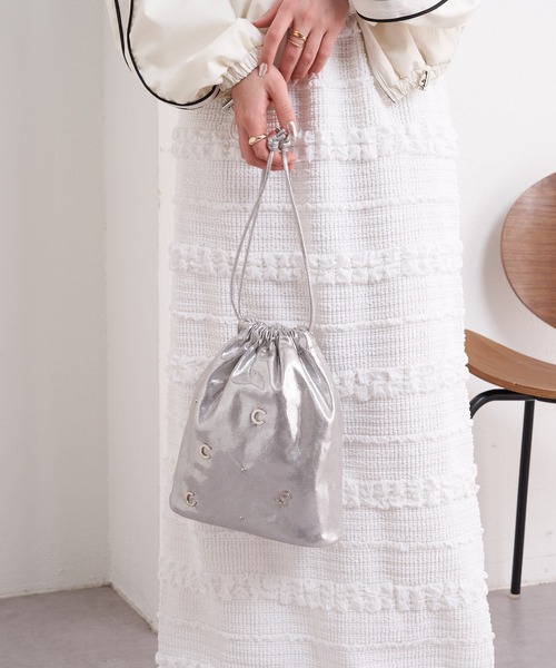 Chico(チコ)の「【2024SS】スタッズ巾着バッグ(ショルダーバッグ・レディース・シルバー/ブラック/アイボリー・FREE)」の6枚目の写真