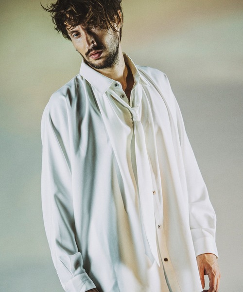 NO ID.（ノーアイディ）の「【NO ID.】Tie Neck Gather Big Shirt / ネクタイ 付 ネック ギャザー ビッグ シャツ（シャツ/ブラウス・メンズ・ホワイト/サックスブルー/グレー/ブラック・ONE SIZE）」の2枚目の写真