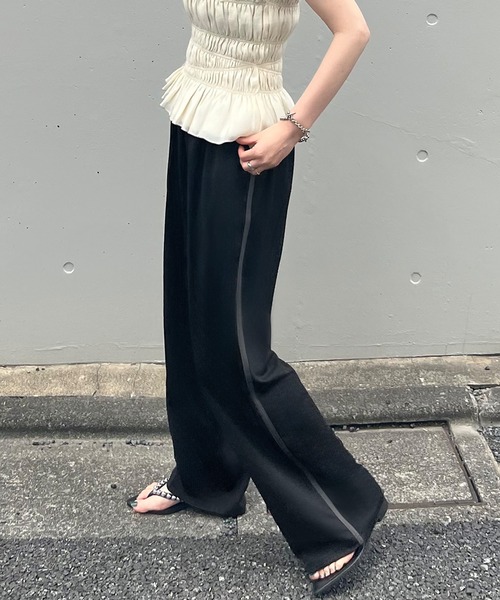 JUNOAH（ジュノア）の「サイドラインセンタープレスパンツ（スラックス・レディース・ブラック/チャコール/ネイビー・MEDIUM/LARGE/X-LARGE）」の2枚目の写真