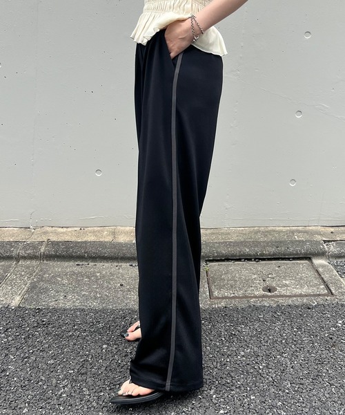 JUNOAH（ジュノア）の「サイドラインセンタープレスパンツ（スラックス・レディース・ブラック/チャコール/ネイビー・MEDIUM/LARGE/X-LARGE）」の6枚目の写真