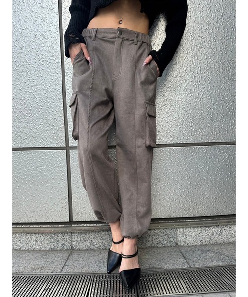 EGOIST（エゴイスト）の「フェイクスエードカーゴパンツ（カーゴパンツ・レディース・グレー/ブラック・FREE）」の2枚目の写真