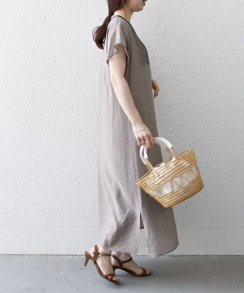SHIPS any(シップス エニィ)の「【WEB限定】SHIPS any: シアー リネン ミックス ピンタック ワンピース 24SS(ワンピース・レディース・ブラック/ブラウン・ONE SIZE)」の9枚目の写真