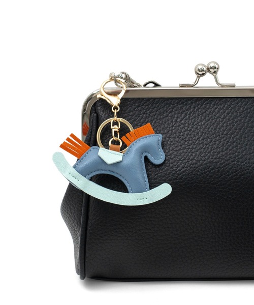 VitaFelice（ヴィータフェリーチェ）の「木馬モチーフバッグチャーム（チャーム・レディース・レッド/ブラウン/グリーン/ブルー/ホワイト・FREE）」の6枚目の写真