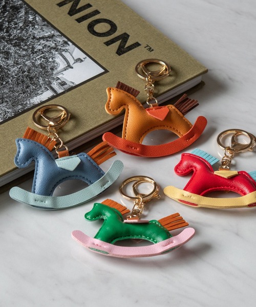 VitaFelice（ヴィータフェリーチェ）の「木馬モチーフバッグチャーム（チャーム・レディース・レッド/ブラウン/グリーン/ブルー/ホワイト・FREE）」の11枚目の写真