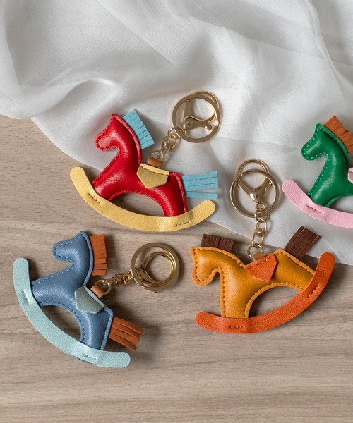 VitaFelice（ヴィータフェリーチェ）の「木馬モチーフバッグチャーム（チャーム・レディース・レッド/ブラウン/グリーン/ブルー/ホワイト・FREE）」の12枚目の写真