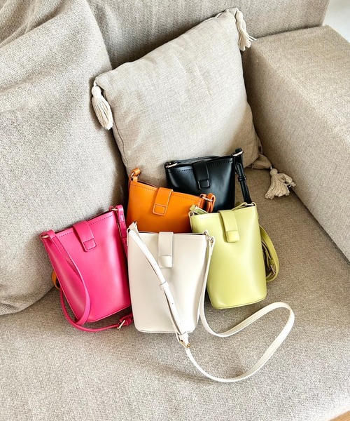 ORiental TRaffic（オリエンタルトラフィック）の「フラップ付きショルダーポーチ BA-231（ショルダーバッグ・レディース・ブラック/ホワイト/グリーン/オレンジ/ピンク・ﾌﾘ-）」の2枚目の写真