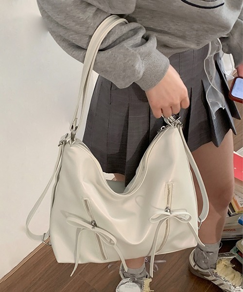 gossip！ロサンゼルス（ゴシップロサンゼルス）の「Y2K リボン　ショルダーバッグ 2WAY（ショルダーバッグ・レディース・シルバー/ピンク/オフホワイト/ブラック/ブラウン/カーキ/ブラック系その他/ブラック系その他2/ホワイト系その他・FREE）」の2枚目の写真