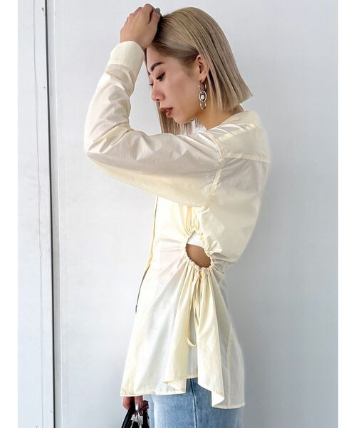 EMODA(エモダ)の「サイドオープンシェイプシャツ(シャツ/ブラウス・レディース・ブルー/アイボリー/ブラック・FREE)」の2枚目の写真