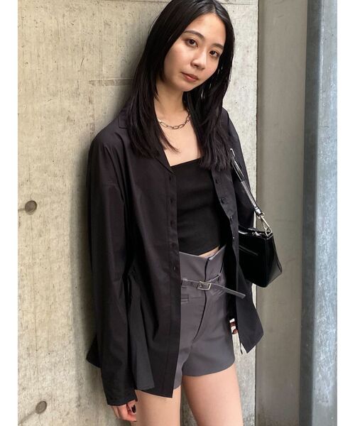 EMODA(エモダ)の「サイドオープンシェイプシャツ(シャツ/ブラウス・レディース・ブルー/アイボリー/ブラック・FREE)」の3枚目の写真