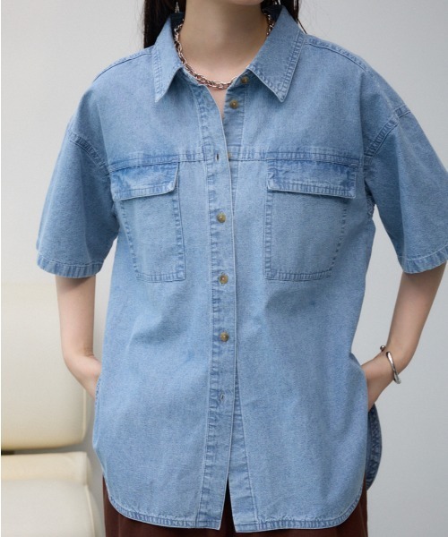 AZUL by moussy（アズールバイマウジー）の「シャンブレーオーバーシャツ（シャツ/ブラウス・レディース・ダークブルー/ライトブルー・FREE）」の2枚目の写真