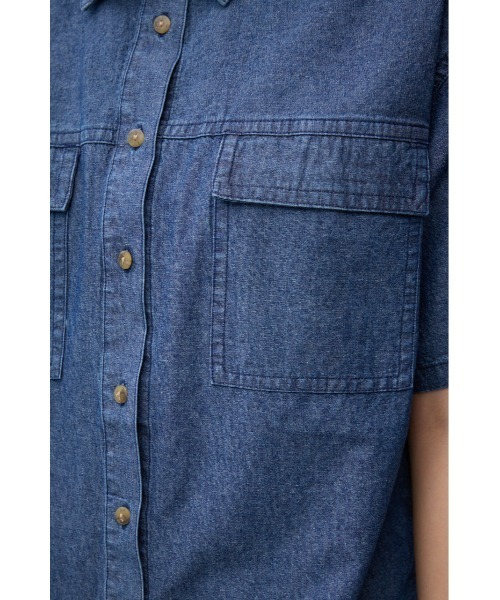 AZUL by moussy（アズールバイマウジー）の「シャンブレーオーバーシャツ（シャツ/ブラウス・レディース・ダークブルー/ライトブルー・FREE）」の6枚目の写真