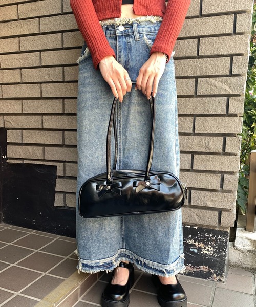 新品2025年【マークアンドロナ】刻印ロゴ カーボンエナメルボストンバッグ 黒 新品2025年【マークアンドロナ】刻印ロゴ カーボンエナメルボストン