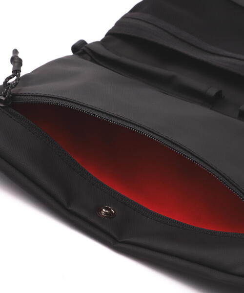 BEAVER(ビーバー)の「Topologie/トポロジー Flat Sacoche Small Dry フラットサコッシュ 【バッグ単体】(ショルダーバッグ・メンズ・ブラック・F)」の7枚目の写真