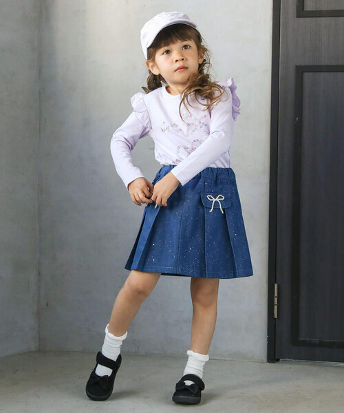 SLAP SLIP（スラップスリップ）の「リボンパールフラップ付きデニムプリーツスカパン(90~140cm)（スカート・キッズ・ブルー/ネイビー・90cm/100cm/120cm/110cm/130cm/140cm）」の4枚目の写真