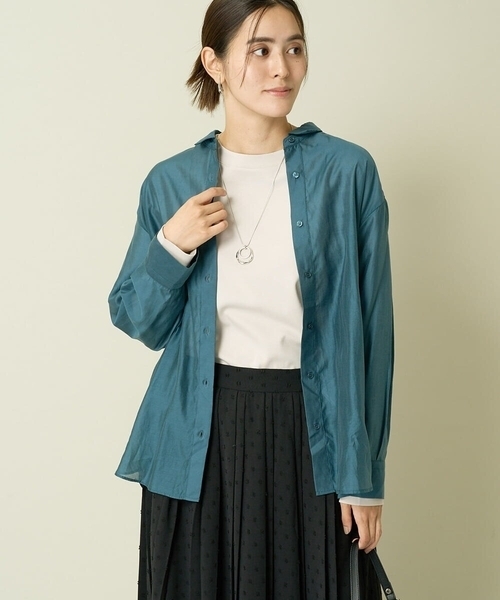 a.v.v(アーヴェヴェ)の「バックタックシアーシャツ(シャツ/ブラウス・レディース・ボルドー/ブルー/ブラック・36/38/42/34/40)」の2枚目の写真