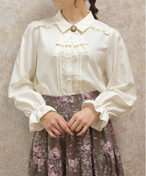 axes femme（アクシーズファム）の「カメオ×ジャボブローチ付