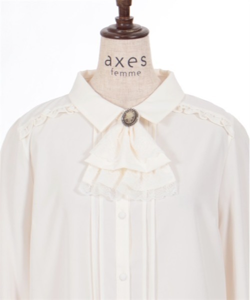 axes femme（アクシーズファム）の「カメオ×ジャボブローチ付