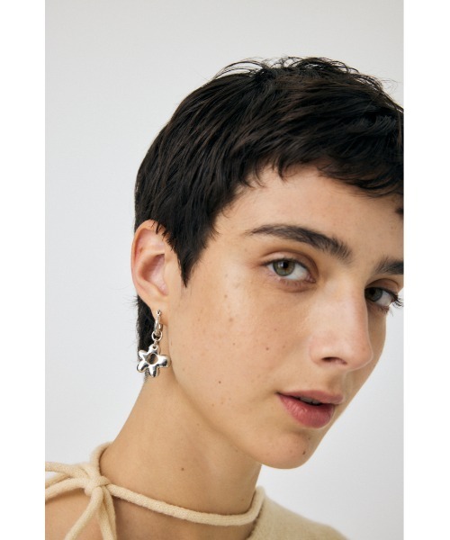 MOUSSY（マウジー）の「NUANCE FLOWER ピアス（ピアス（両耳用）・レディース・シルバー/ゴールド・FREE）」の8枚目の写真